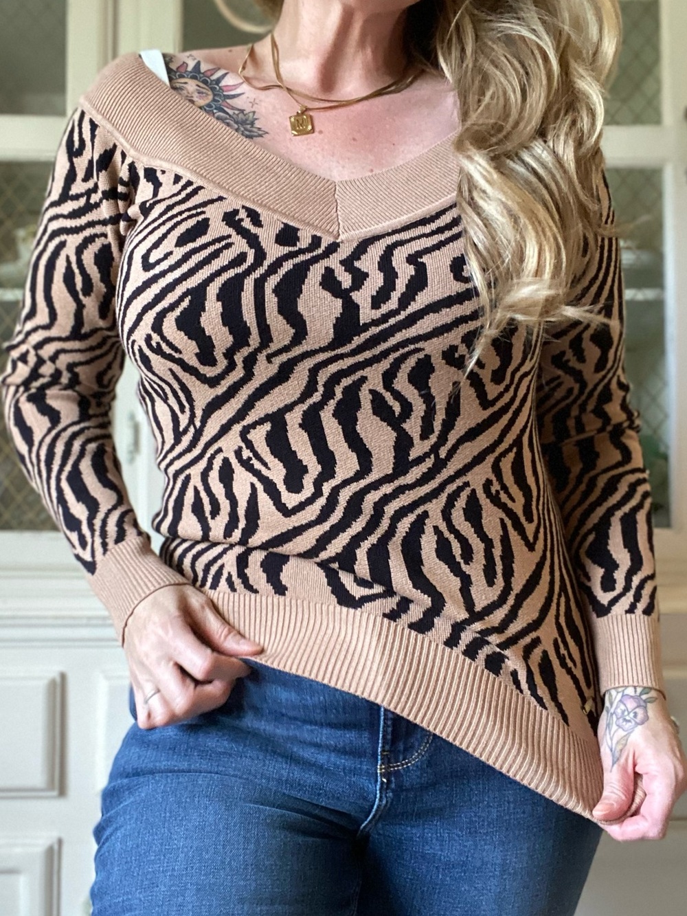 Guess Zebra Print V-Neck Sweater Animal Print Stripe Ribbed Fall Winter Fashion